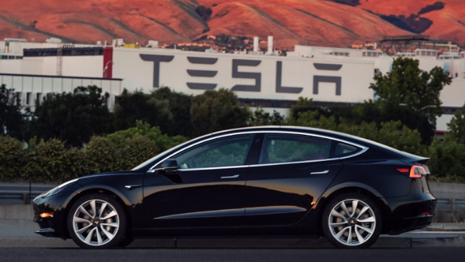 Tesla phả hơi nóng vào cuộc đua xe điện tại Việt Nam